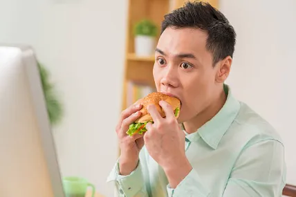 다이어트 도시락 대신 햄버거흘 선택하는 사진