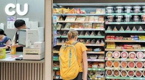 Busy office worker in Korea tired of eating convenience store food and searching for healthy meal delivery