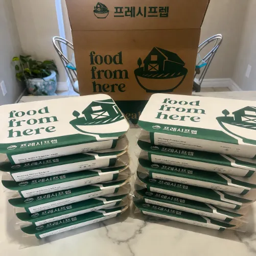 프레시프렙 도시락 5~8종을 보기 좋게 펼쳐 놓은 장면
