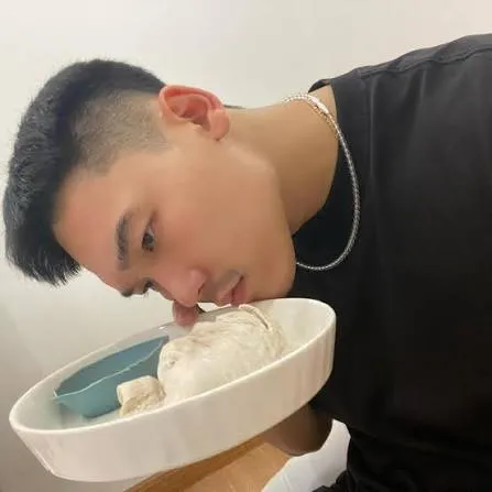 책상 앞에서 닭가슴살 도시락을 보며 난감한 표정