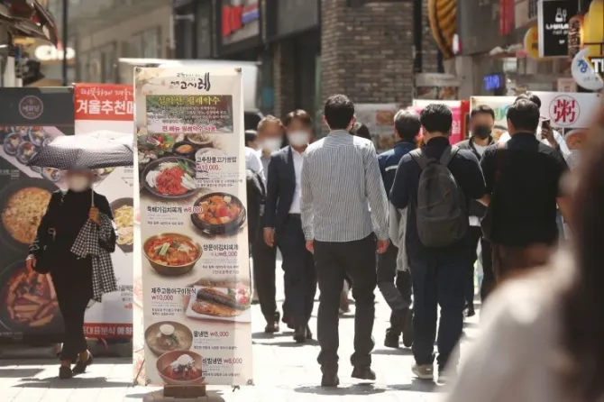 다양한 메뉴의 도시락을 고르는 모습