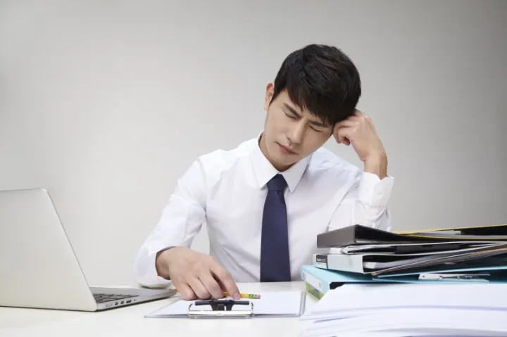 배달 음식 대신 건강한 식사를 고민하는 직장인
