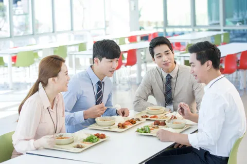 점심시간마다 오늘 뭐 먹지 고민하는 회사 동료들