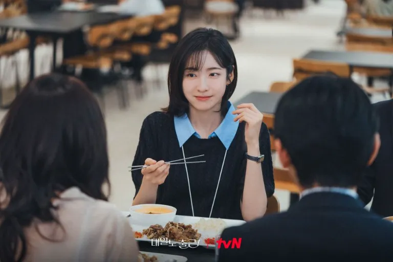 회사에서 점심 메뉴를 고민하는 직장인