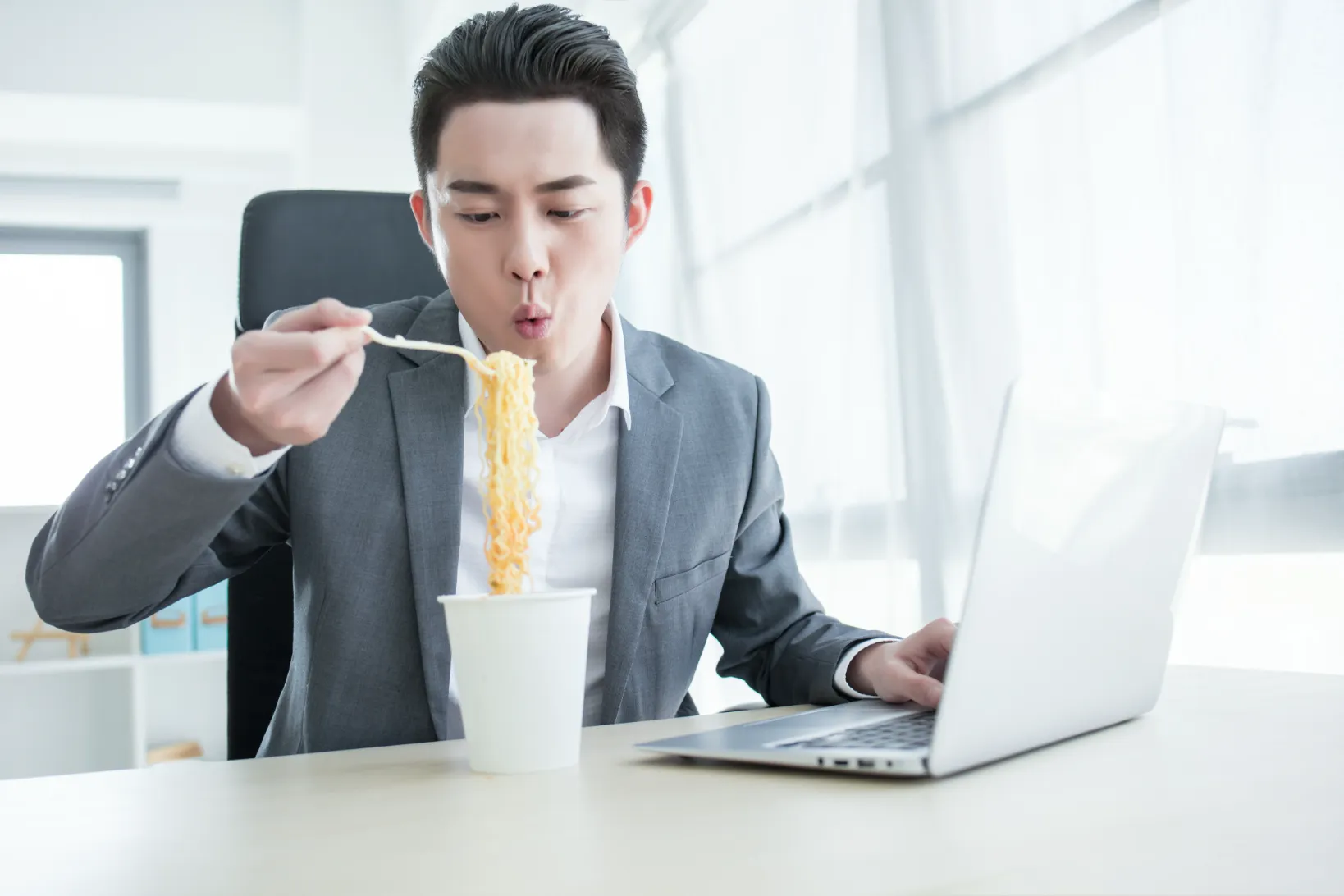 사무실에서 배달음식 및 라면으로  점심을 먹는 직장인